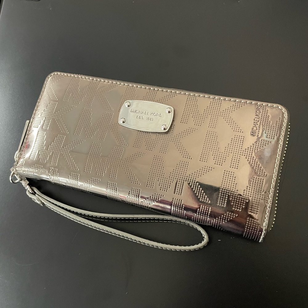 NWOT Metalic Micheal Kors Wallet!!